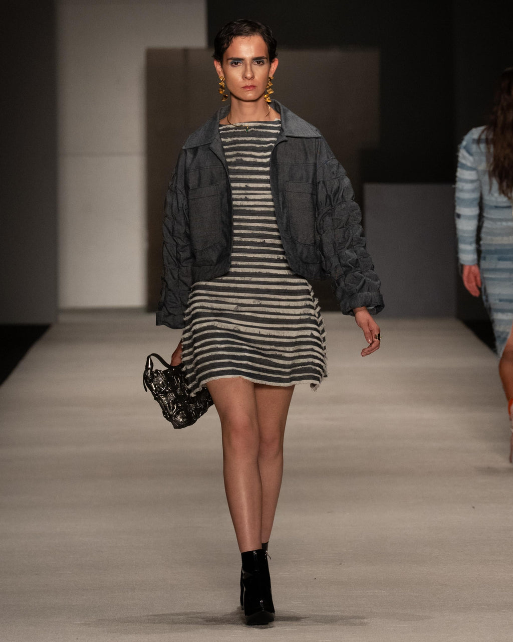 Day Latitude Chaqueta Oversize Gris Denim Drapeado Vista Frontal