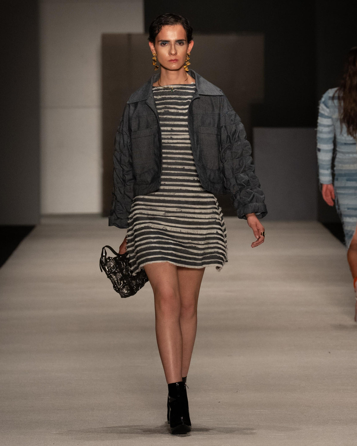 Day Latitude Chaqueta Oversize Gris Denim Drapeado Vista Frontal