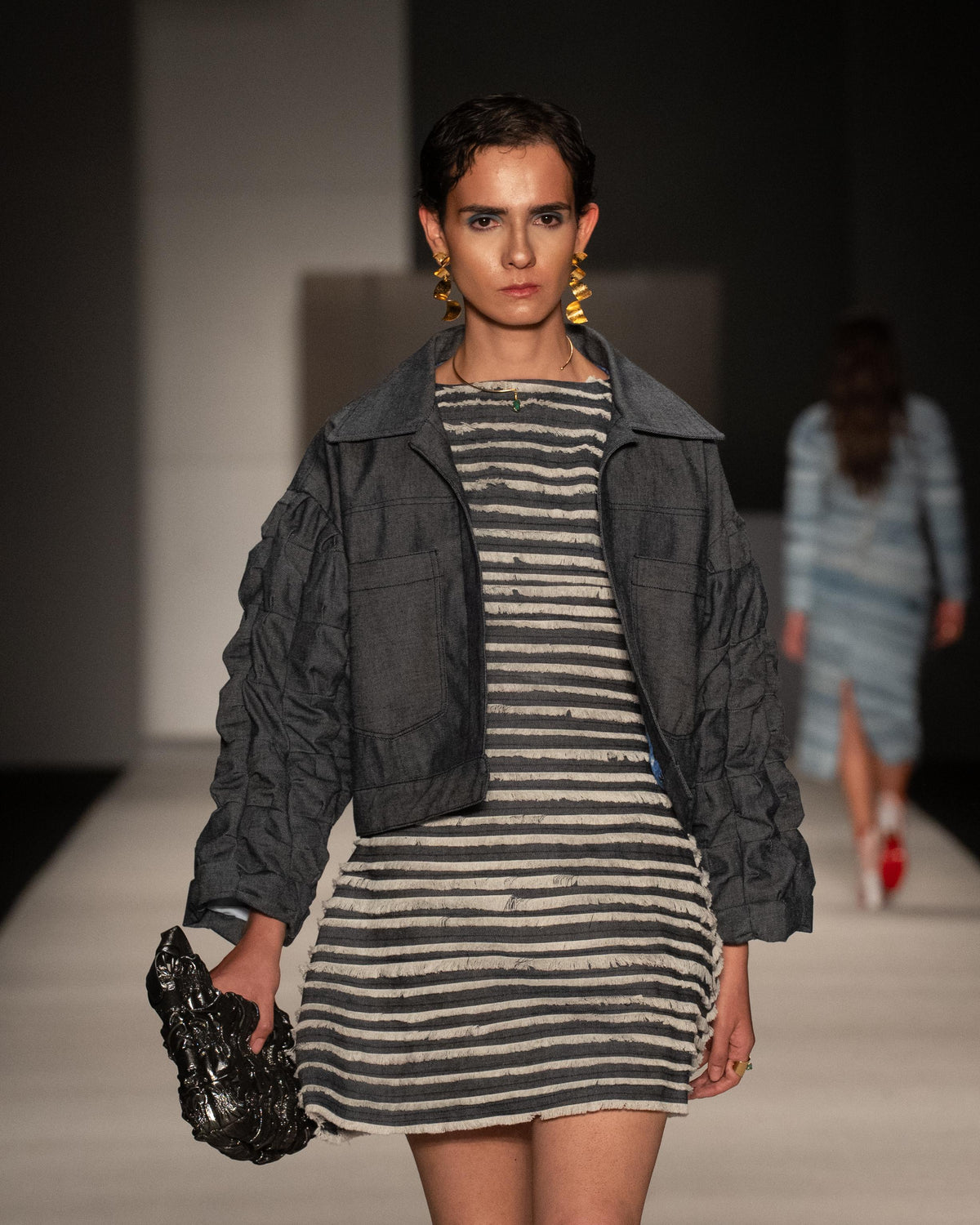 Day Latitude Chaqueta Oversize Gris Denim Drapeado Vista Frontal