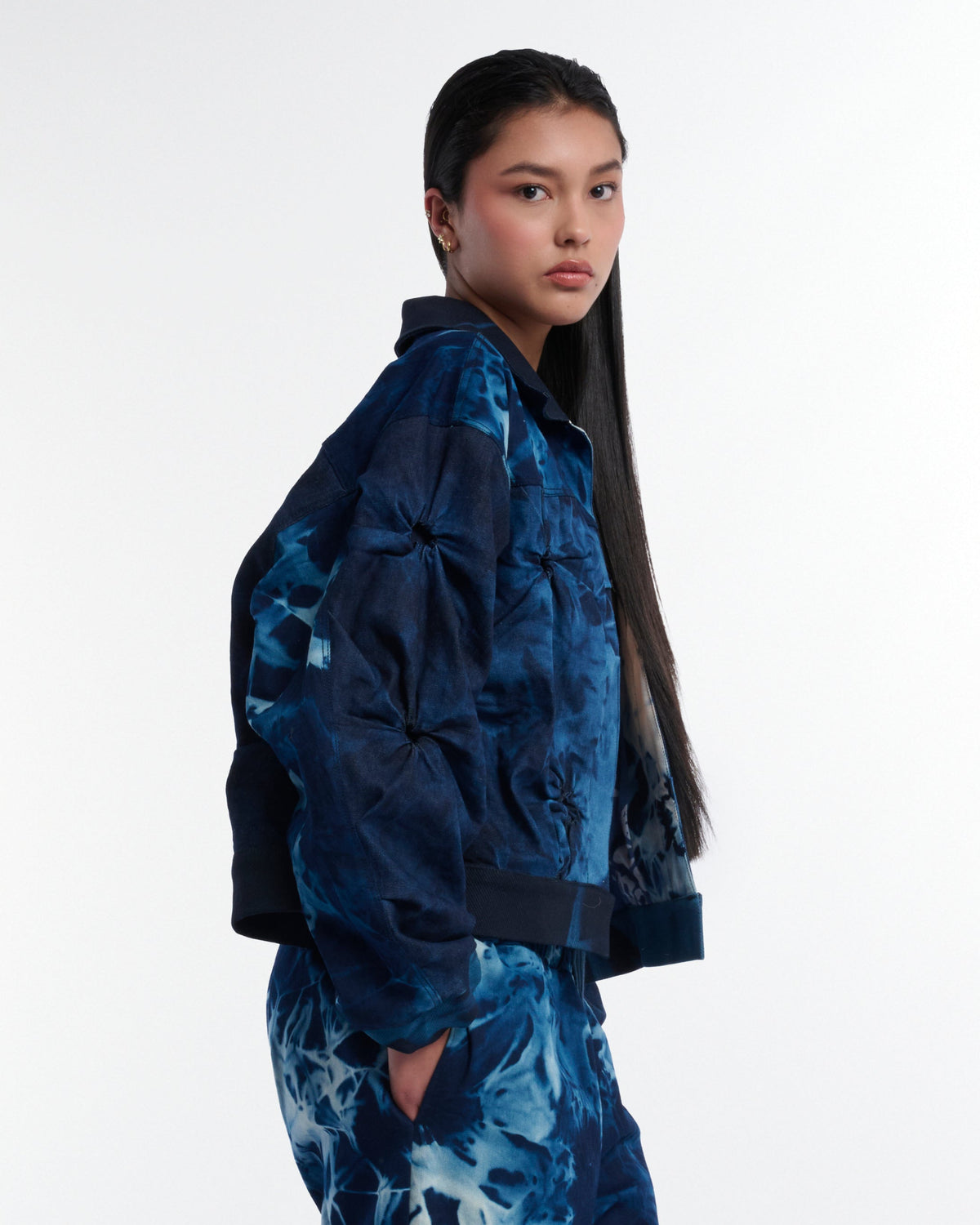 Day Latitude Chaqueta Tie Dye Azul en Denim con Anudado Flor de Lotto Vista Frontal