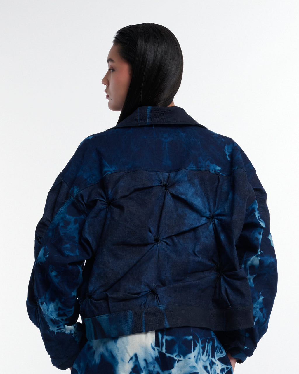 Day Latitude Chaqueta Tie Dye Azul en Denim con Anudado Flor de Lotto Vista Frontal